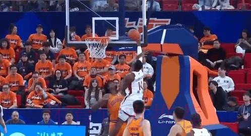 迪亚洛突然变向晃倒古德温,随后杀向篮筐扛着对手打成2+1 迪亚洛突然变向晃倒古德温,随后杀向篮筐扛着对手打成2+1